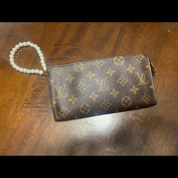 Louis Vuitton Handbags - HP 🎉 ✨Louis Vuitton Bucket GM Pouch✨